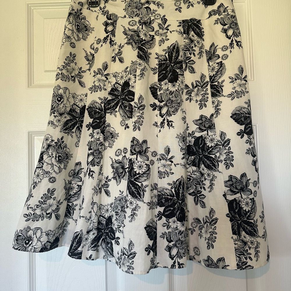 Ann Taylor Black and White Floral A-Line Skirt - Picture 2 of 3